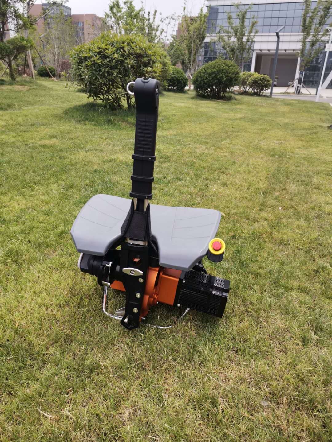 最危險的救援，理應(yīng)有更安全的裝備，座椅式自動升降機電動上升器，專為高層救援，風(fēng)電作業(yè)設(shè)計