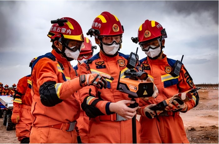 1757043610231561.jpg 內(nèi)蒙古消防開展“北疆藍光·2025”全區(qū)消防救援隊伍地震災害救援實戰(zhàn)拉動演練.jpg